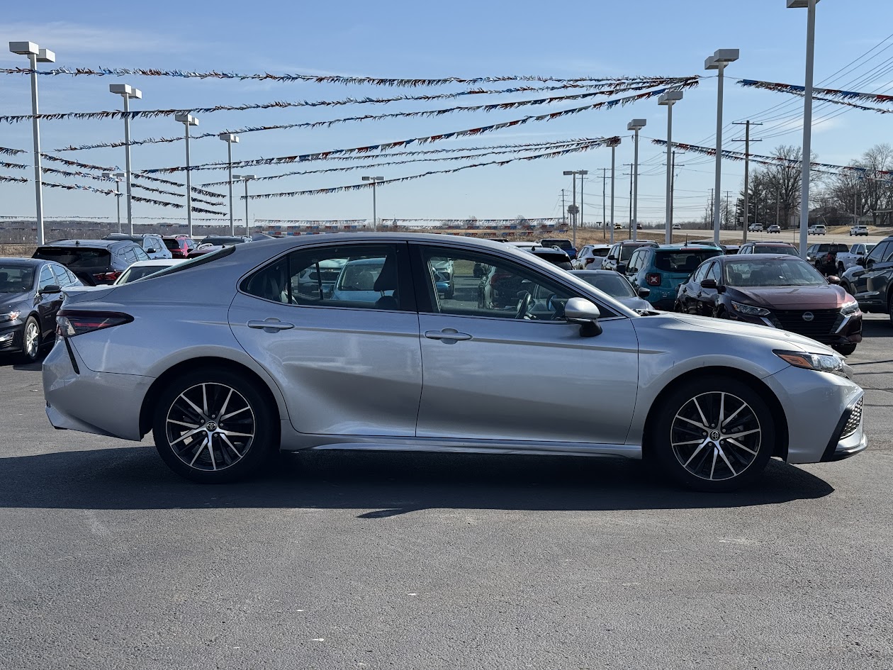 2022 Toyota Camry Vehicle Photo in BOONVILLE, IN 47601-9633