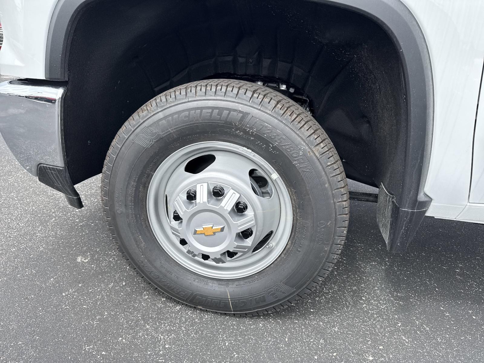2025 Chevrolet Silverado 3500 HD Chassis Cab Vehicle Photo in GEORGETOWN, TX 78626-7508