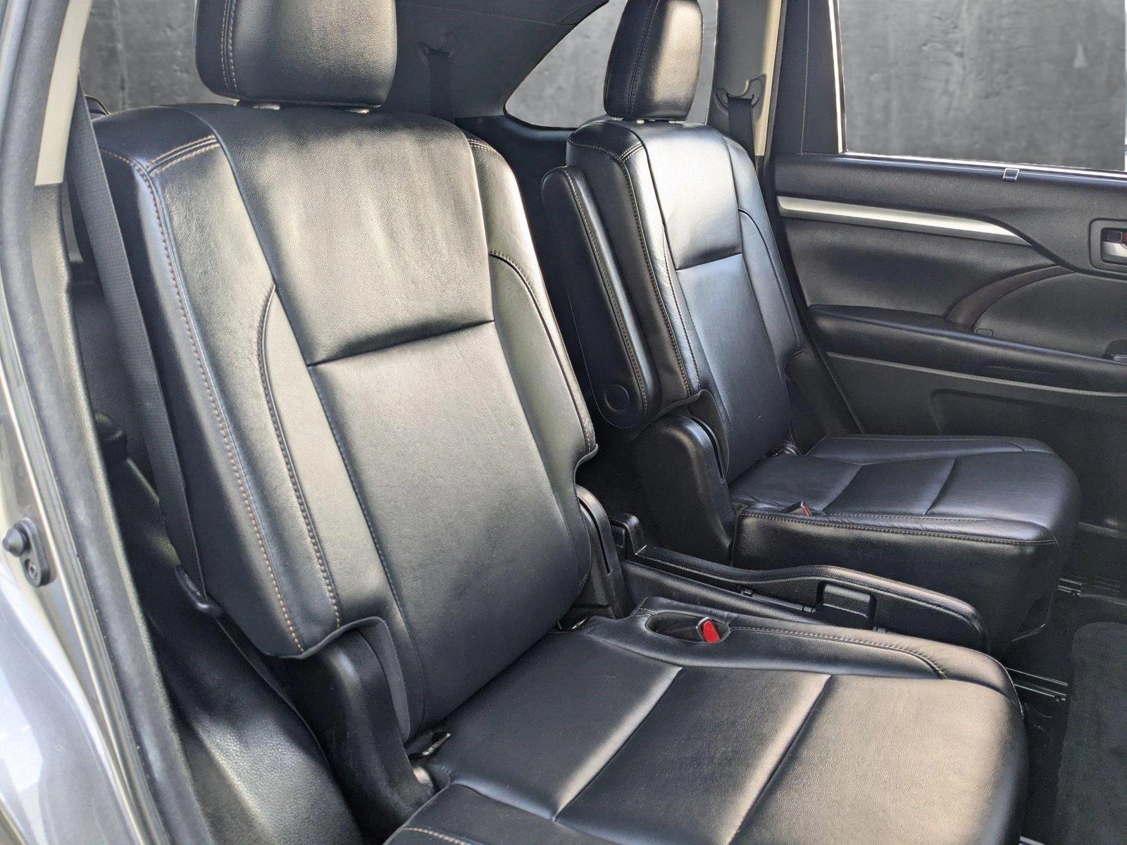 2018 Toyota Highlander Vehicle Photo in VALENCIA, CA 91355-1705