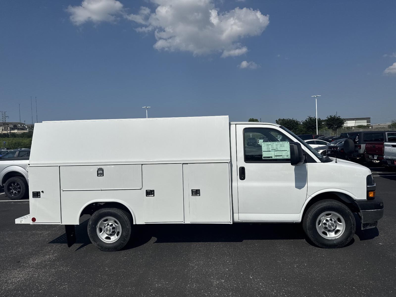 2025 Chevrolet Express Cutaway 3500 Vehicle Photo in GEORGETOWN, TX 78626-7508