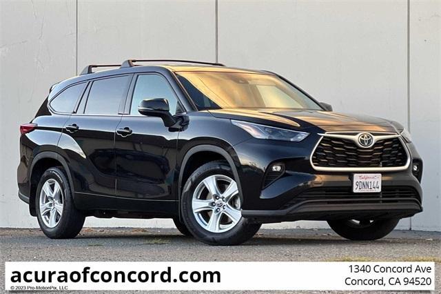 2022 Toyota Highlander LE photo 1