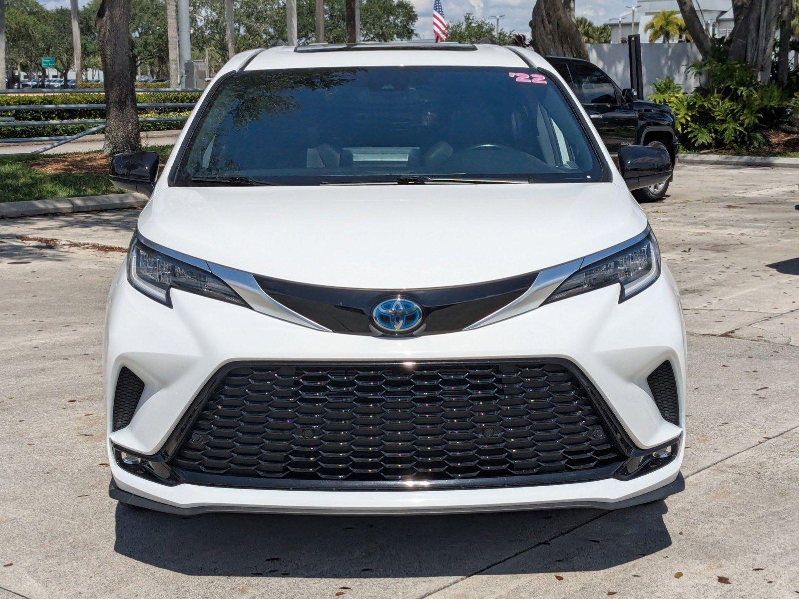 2022 Toyota Sienna Vehicle Photo in Pembroke Pines , FL 33084