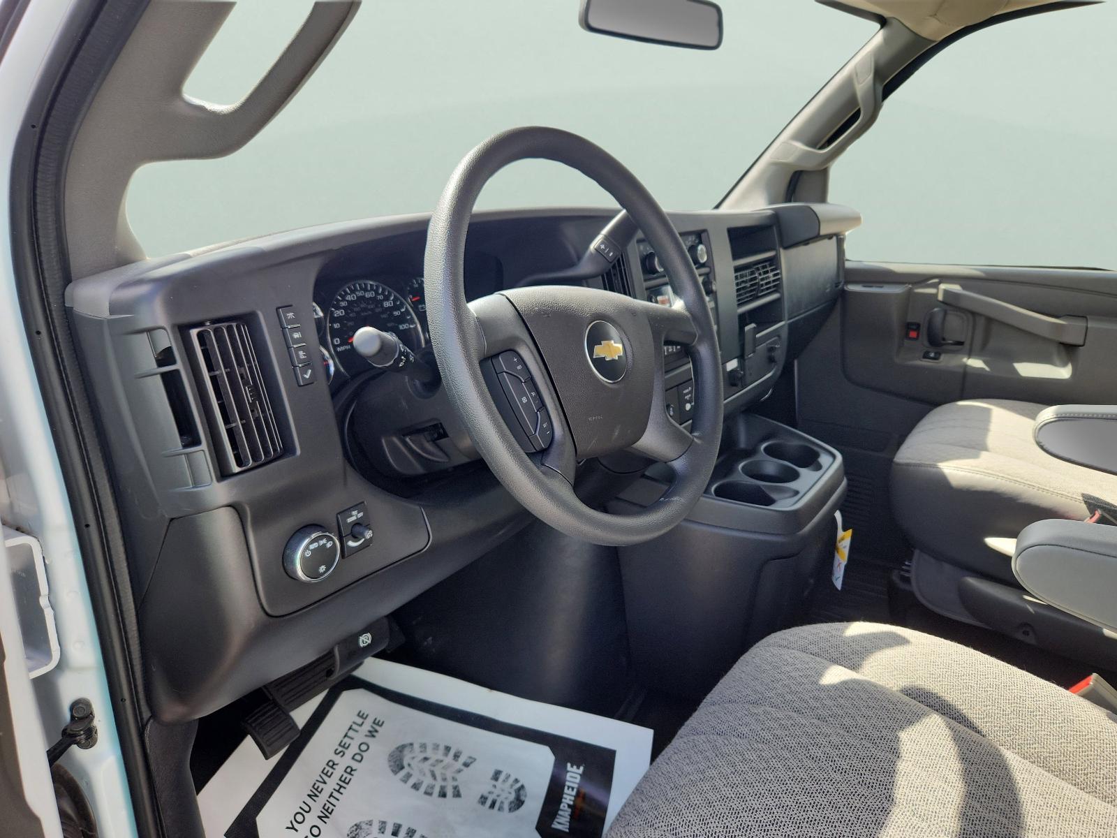 2025 Chevrolet Express Cutaway 3500 Vehicle Photo in GEORGETOWN, TX 78626-7508