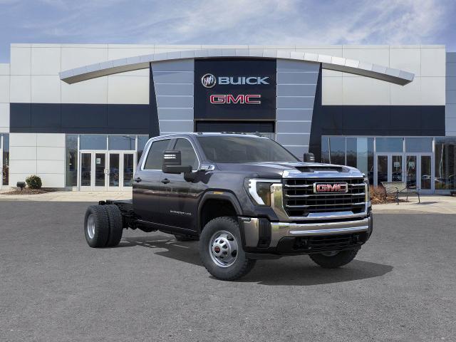 2025 GMC Sierra 3500 HD Chassis Cab Vehicle Photo in DANBURY, CT 06810-5034