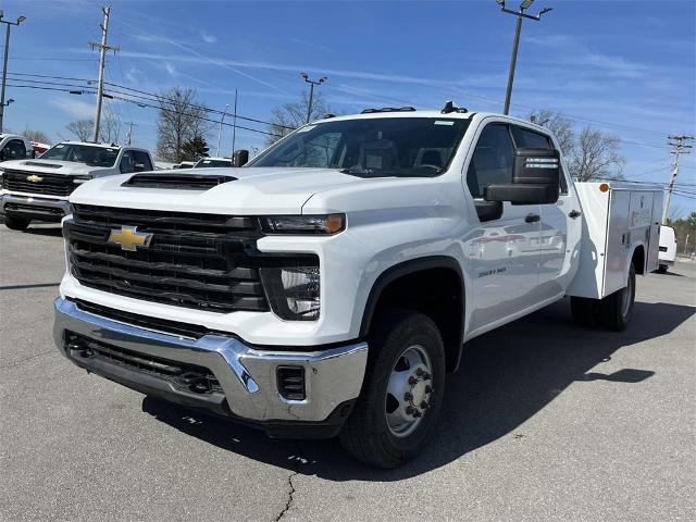 2024 Chevrolet Silverado 3500 HD Chassis Cab Vehicle Photo in ALCOA, TN 37701-3235