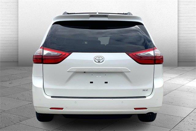 2020 Toyota Sienna Vehicle Photo in KANSAS CITY, MO 64114-4502