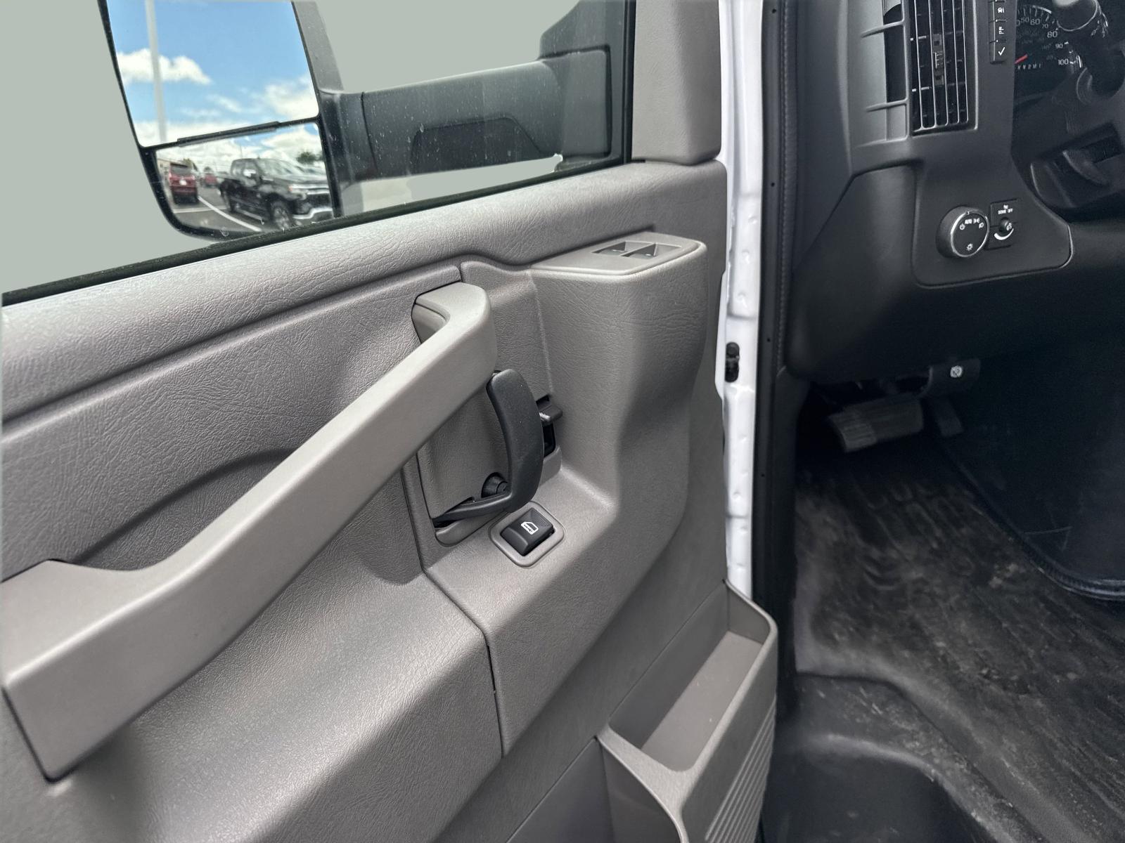 2025 Chevrolet Express Cutaway 3500 Vehicle Photo in GEORGETOWN, TX 78626-7508