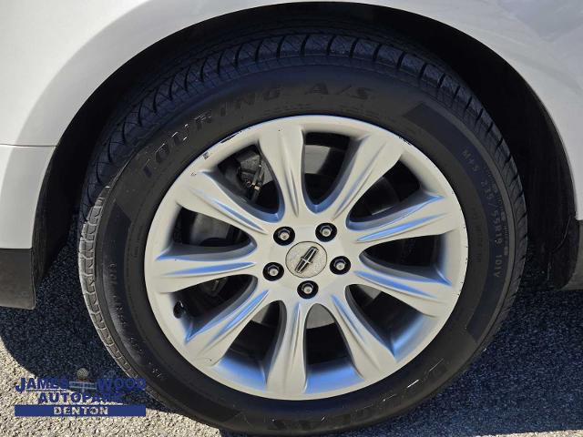 2017 Lincoln MKT Vehicle Photo in DENTON, TX 76210-9321