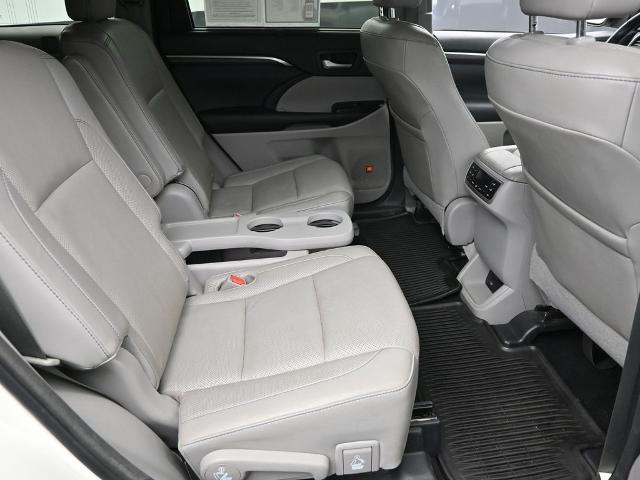 2016 Toyota Highlander Vehicle Photo in Cedar Rapids, IA 52402