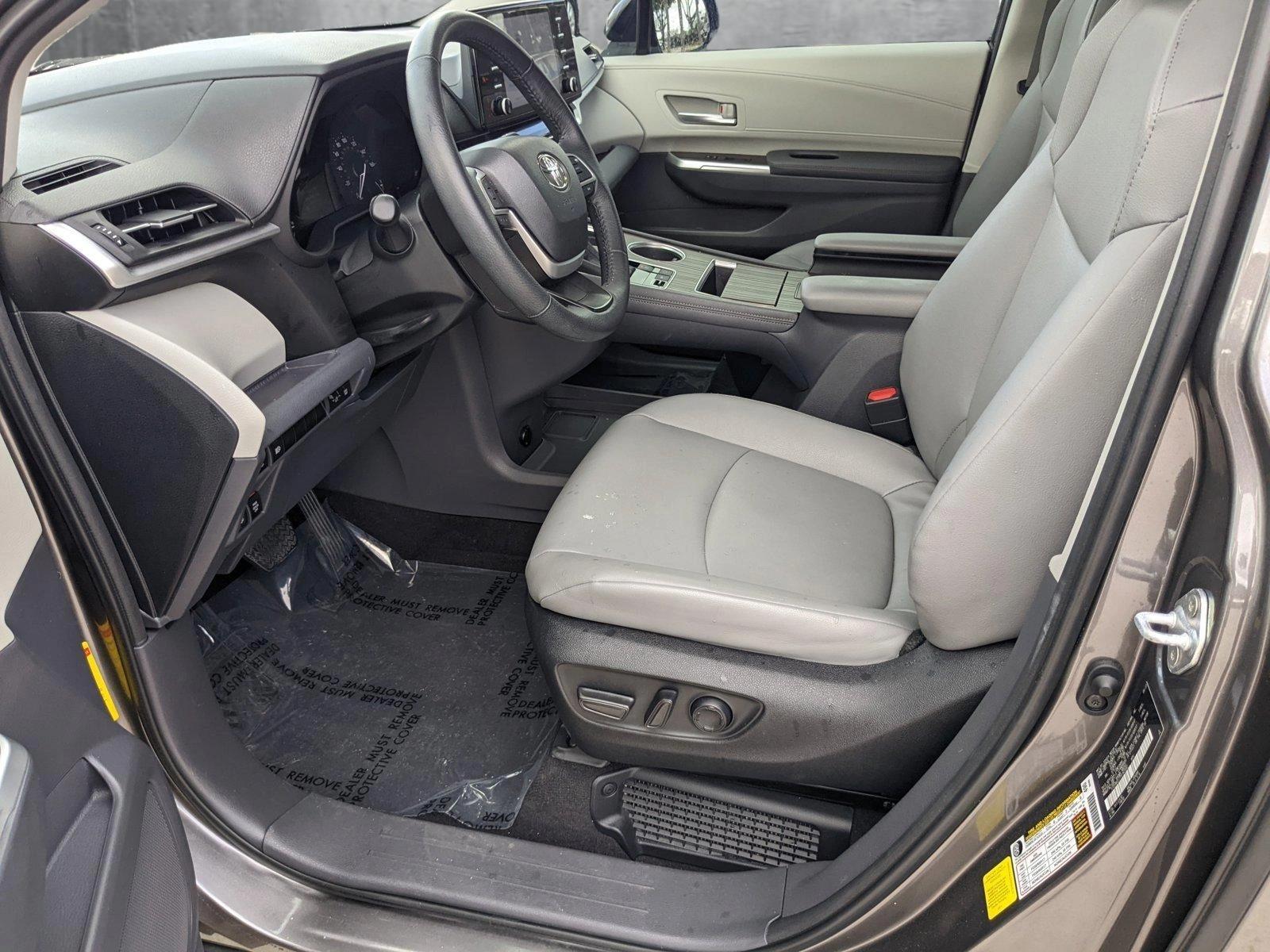 2023 Toyota Sienna Vehicle Photo in Davie, FL 33331