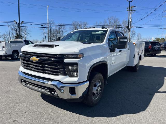 2024 Chevrolet Silverado 3500 HD Chassis Cab Vehicle Photo in ALCOA, TN 37701-3235