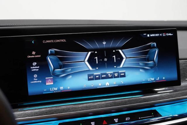 2024 BMW 740i xDrive Vehicle Photo in GRAPEVINE, TX 76051