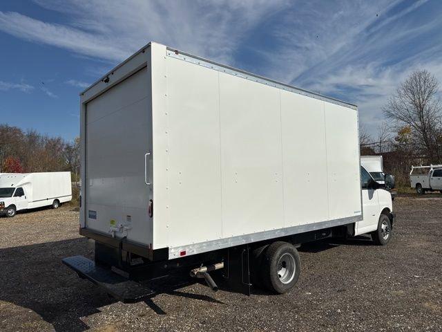 2024 GMC Savana Cutaway 3500 Vehicle Photo in MEDINA, OH 44256-9631