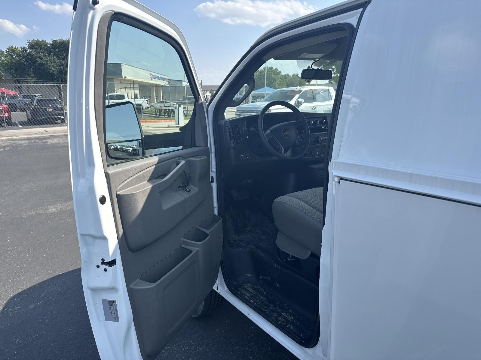2025 Chevrolet Express Cutaway 3500 Vehicle Photo in GEORGETOWN, TX 78626-7508