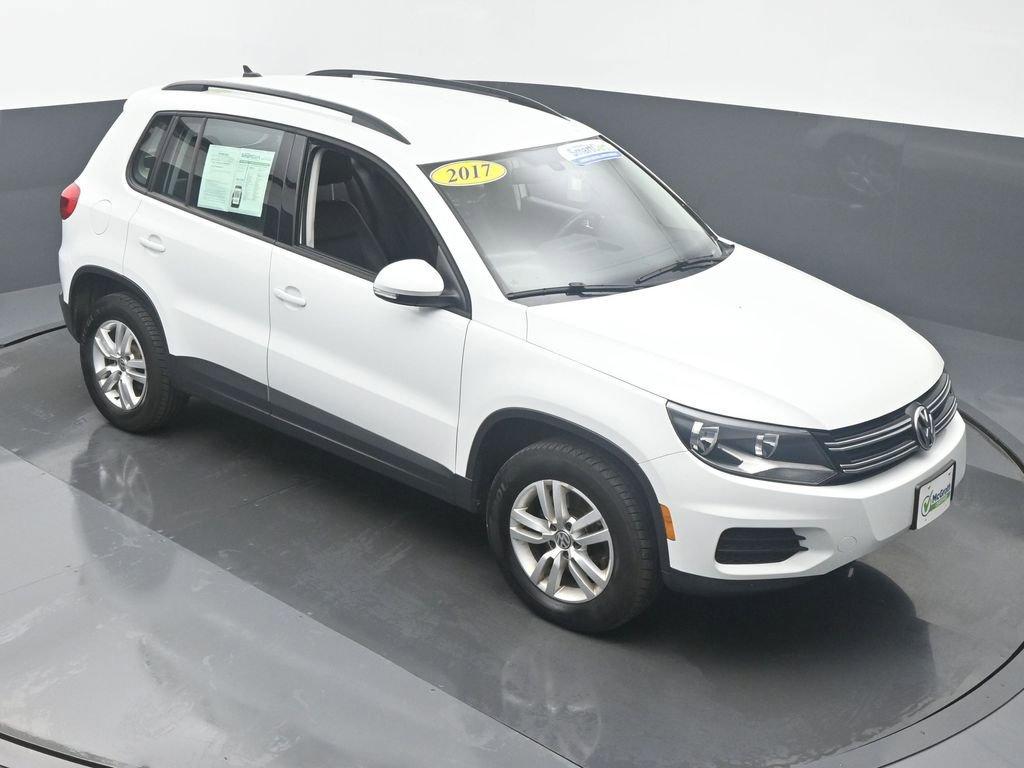 2017 Volkswagen Tiguan Vehicle Photo in Marion, IA 52302