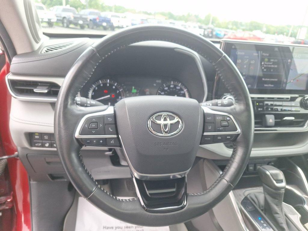 2020 Toyota Highlander Vehicle Photo in Marion, IA 52302