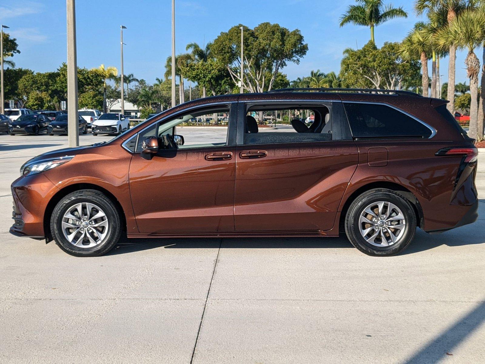 2022 Toyota Sienna Vehicle Photo in Davie, FL 33331