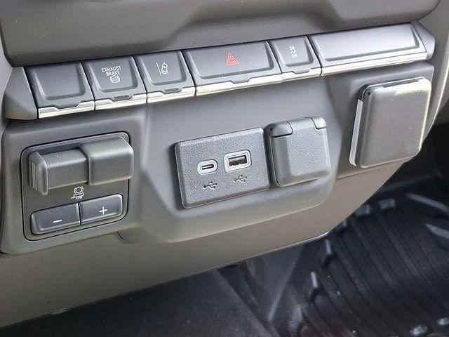 2025 GMC Sierra 3500 HD Chassis Cab Vehicle Photo in DANBURY, CT 06810-5034
