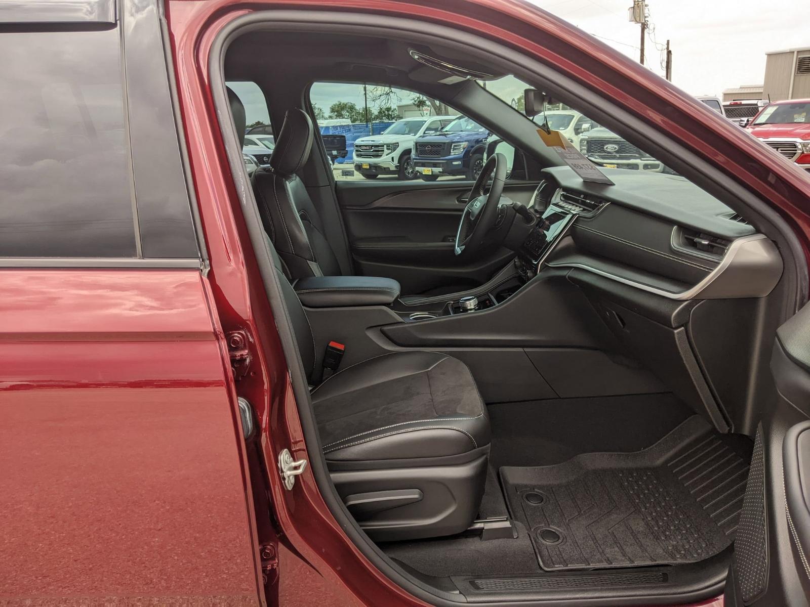 2024 Jeep Grand Cherokee L Vehicle Photo in Seguin, TX 78155