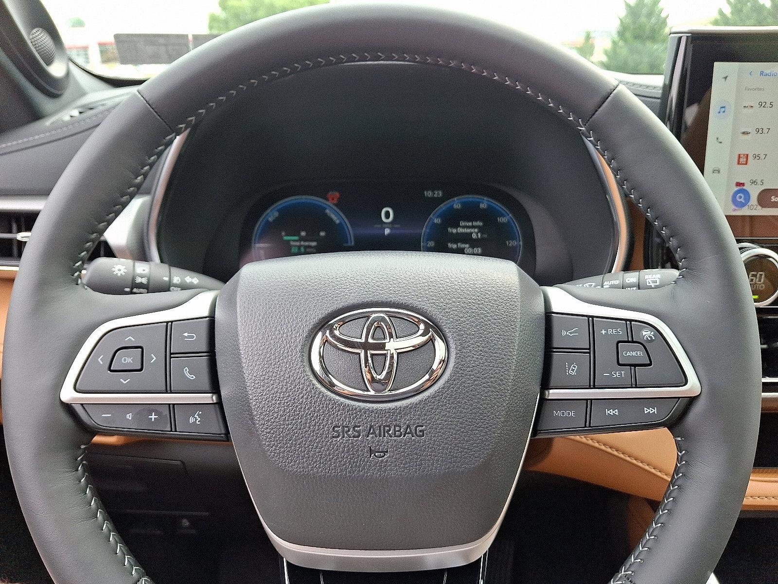 2025 Toyota Highlander Vehicle Photo in Trevose, PA 19053