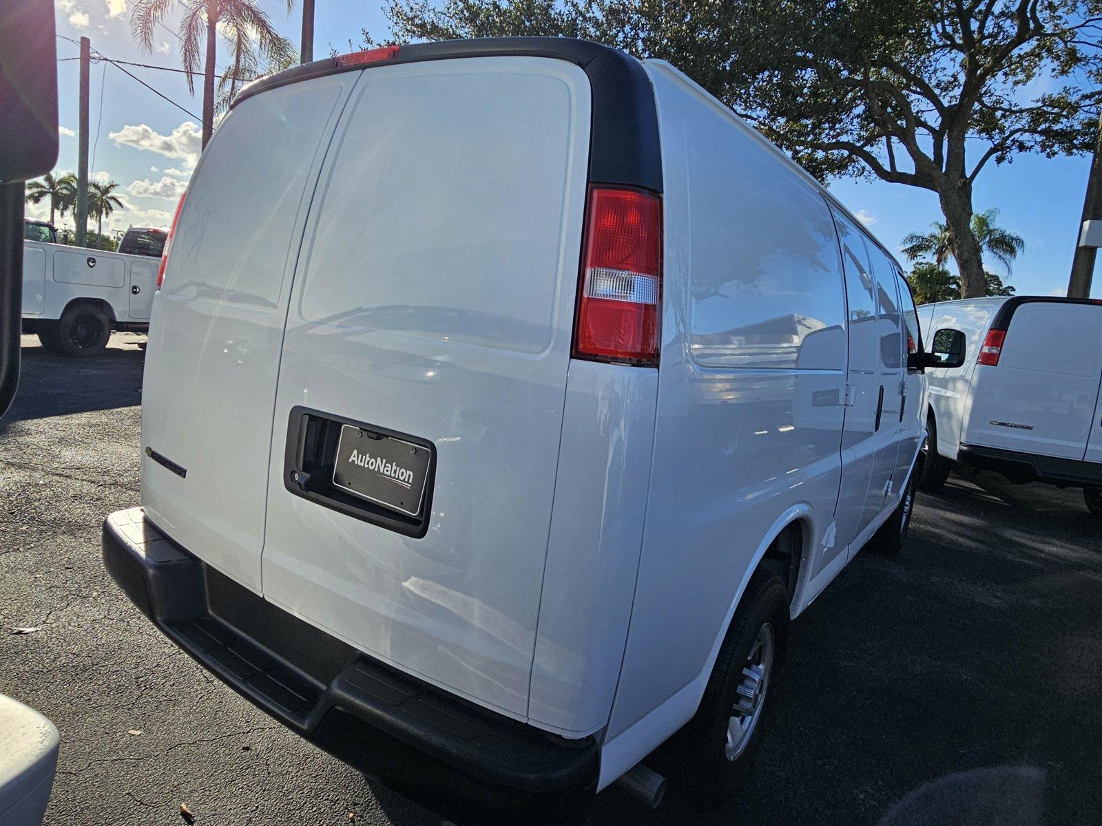 2024 Chevrolet Express Cargo 2500 Vehicle Photo in GREENACRES, FL 33463-3207