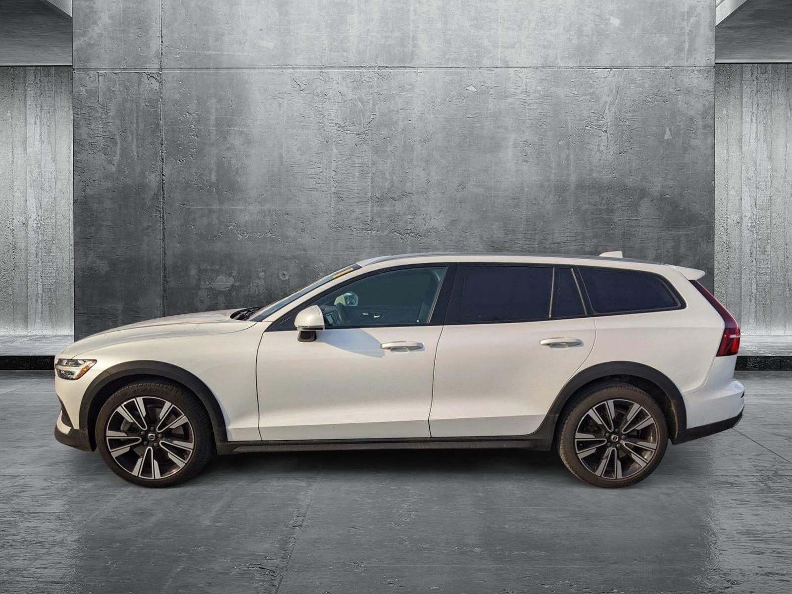 2020 Volvo V60 Cross Country Vehicle Photo in Cockeysville, MD 21030