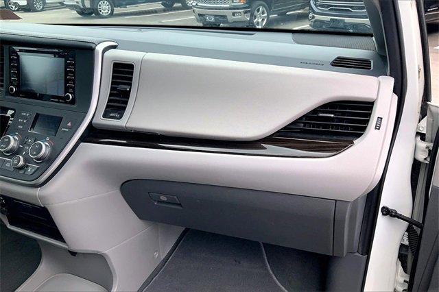 2020 Toyota Sienna Vehicle Photo in KANSAS CITY, MO 64114-4502