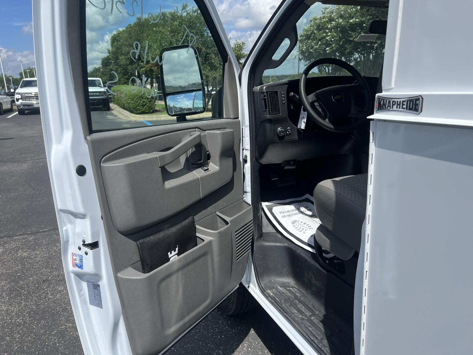 2025 Chevrolet Express Cutaway 3500 Vehicle Photo in GEORGETOWN, TX 78626-7508