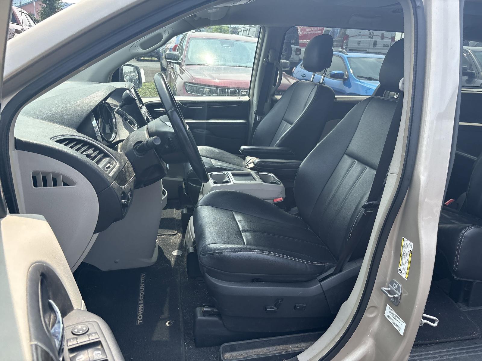 2014 Chrysler Town & Country Vehicle Photo in Mechanicsburg, PA 17050-1707