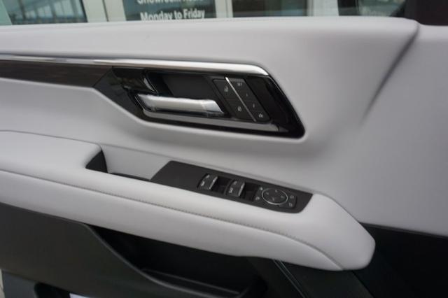 2025 Chevrolet Suburban Vehicle Photo in FAIRMONT, WV 26554-2318