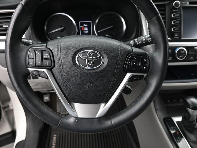 2016 Toyota Highlander Vehicle Photo in Cedar Rapids, IA 52402
