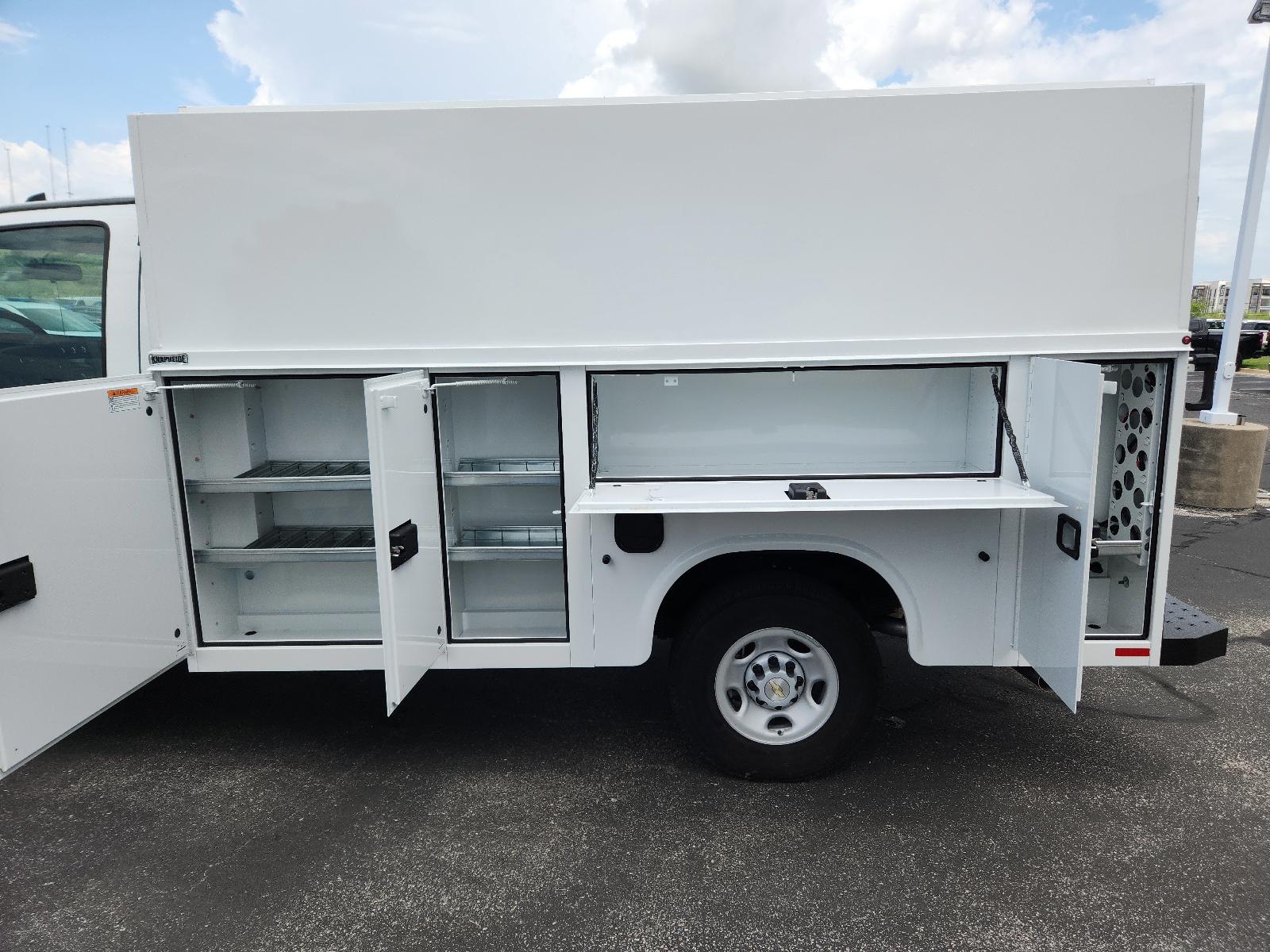 2025 Chevrolet Express Cutaway 3500 Vehicle Photo in GEORGETOWN, TX 78626-7508