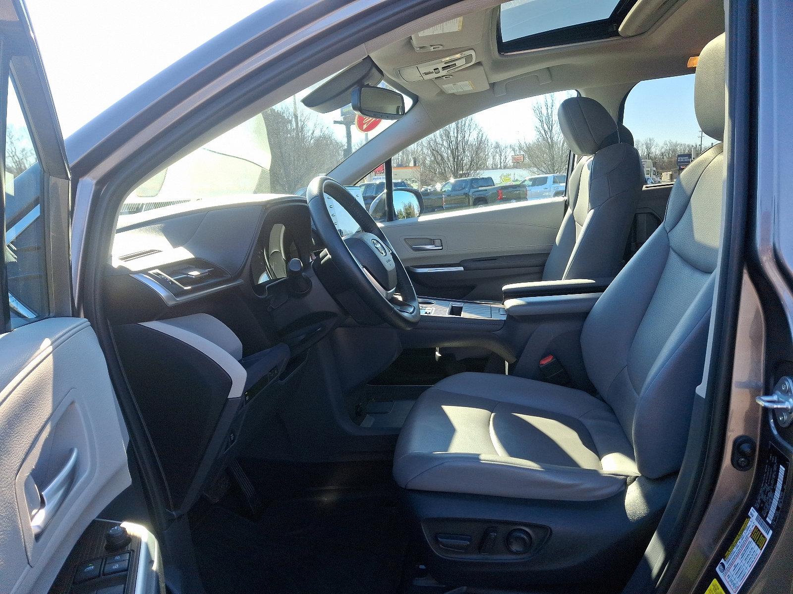 2022 Toyota Sienna Vehicle Photo in Trevose, PA 19053