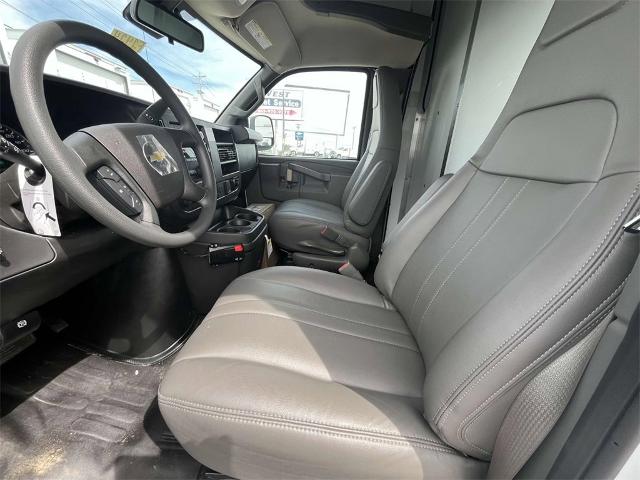 2025 Chevrolet Express Cutaway 3500 Vehicle Photo in ALCOA, TN 37701-3235