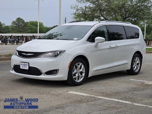 2017 Chrysler Pacifica Vehicle Photo in DENTON, TX 76210-9321