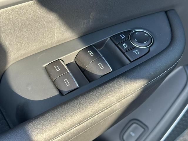 2025 Buick Enclave Vehicle Photo in COLUMBIA, MO 65203-3903