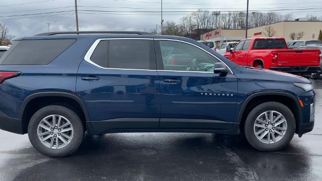 2022 Chevrolet Traverse Vehicle Photo in MOON TOWNSHIP, PA 15108-2571