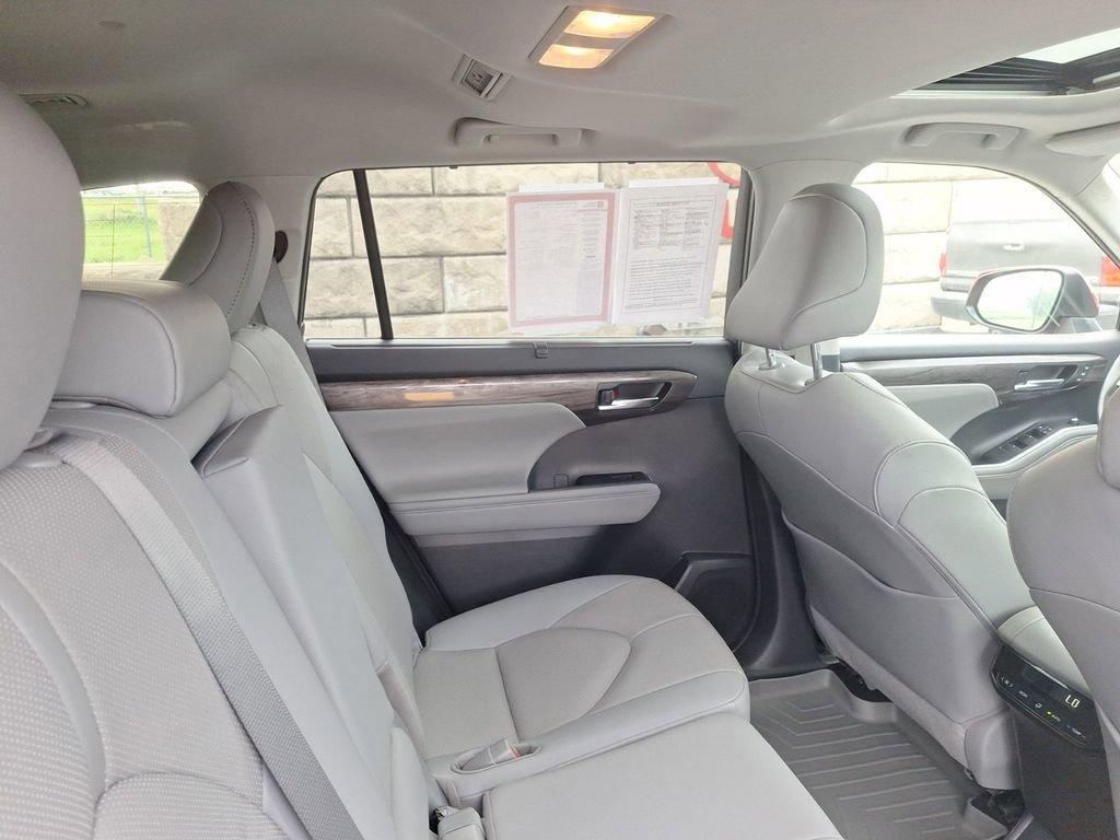 2020 Toyota Highlander Vehicle Photo in Marion, IA 52302