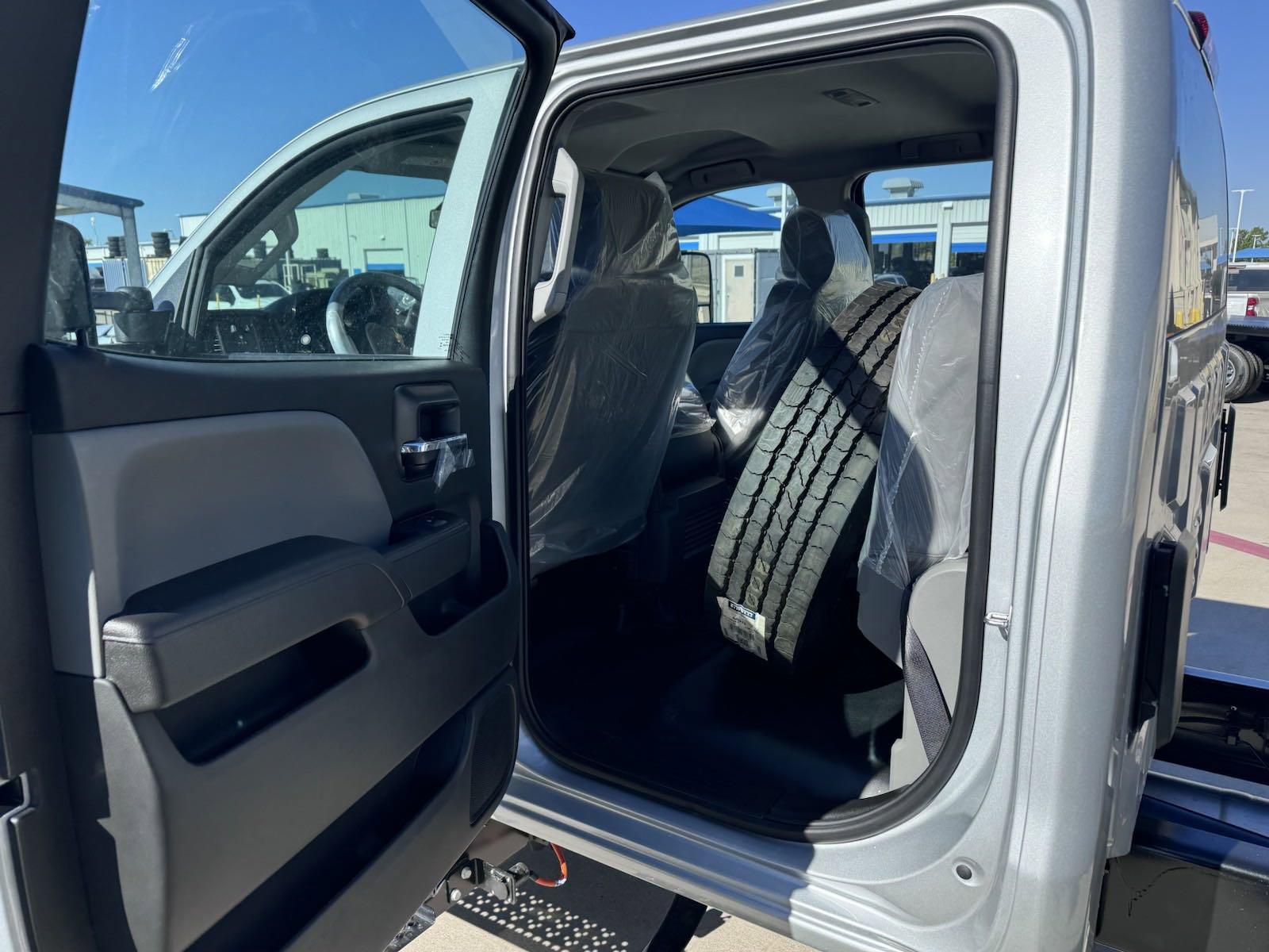 2024 Chevrolet Silverado 5500 HD Vehicle Photo in GEORGETOWN, TX 78626-7508