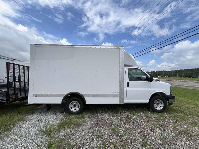 2024 Chevrolet Express Cutaway 3500 Vehicle Photo in ALCOA, TN 37701-3235