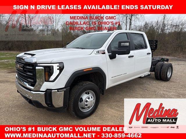 2025 GMC Sierra 3500 HD Chassis Cab Vehicle Photo in MEDINA, OH 44256-9631