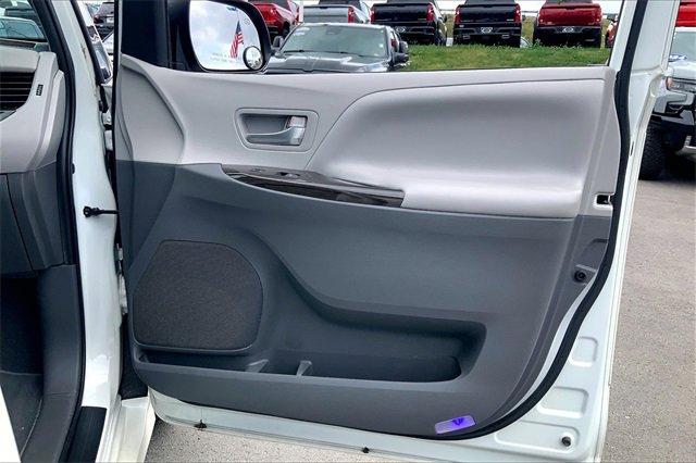 2020 Toyota Sienna Vehicle Photo in KANSAS CITY, MO 64114-4502