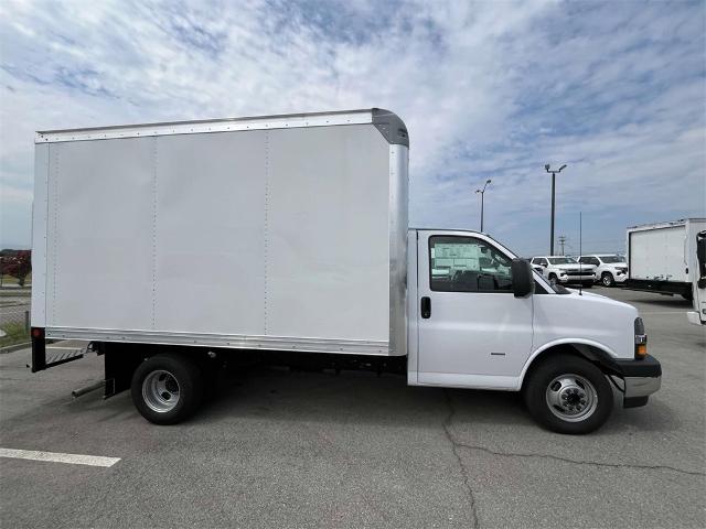 2024 Chevrolet Express Cutaway 3500 Vehicle Photo in ALCOA, TN 37701-3235