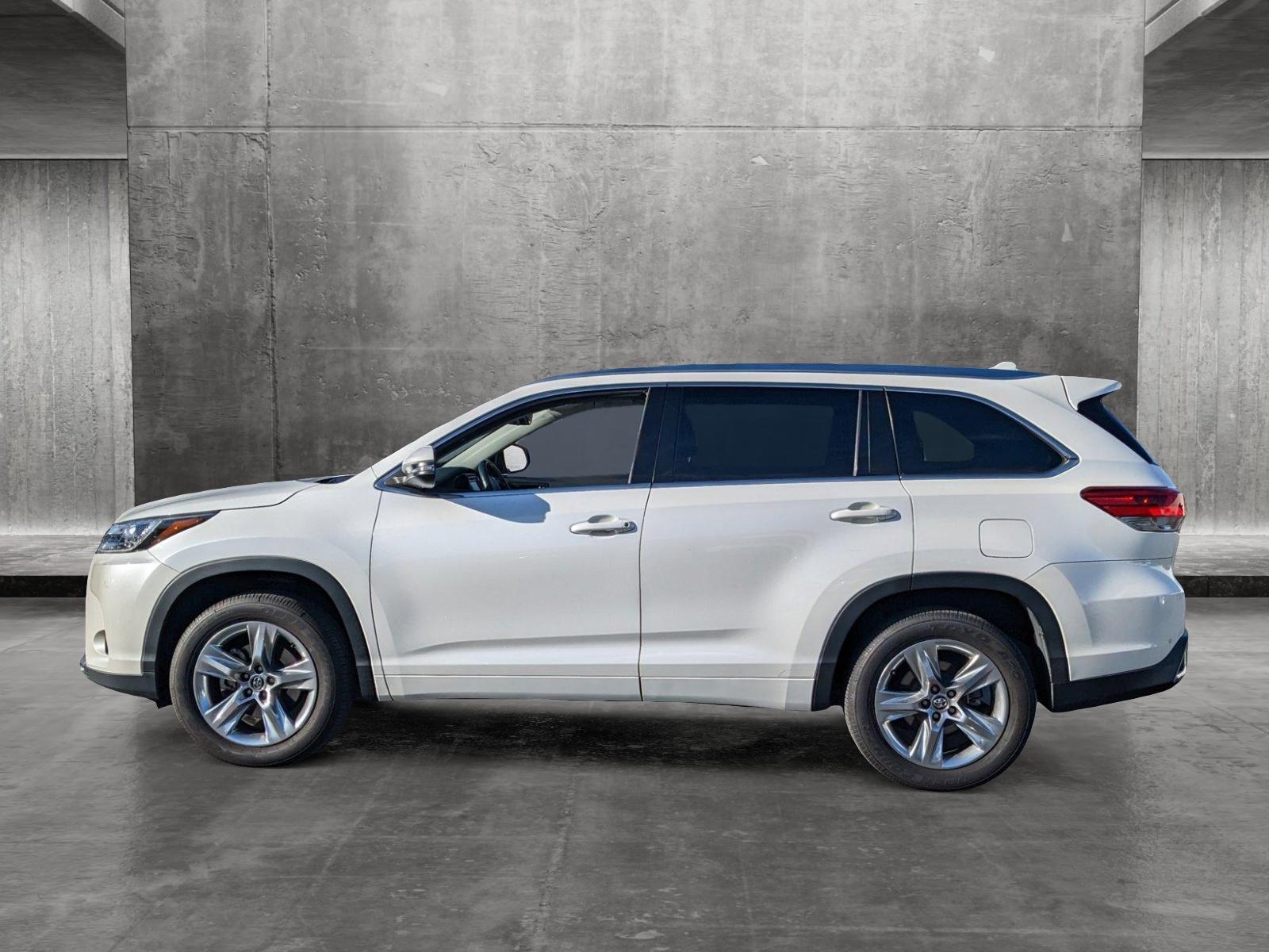 2017 Toyota Highlander Vehicle Photo in VALENCIA, CA 91355-1705