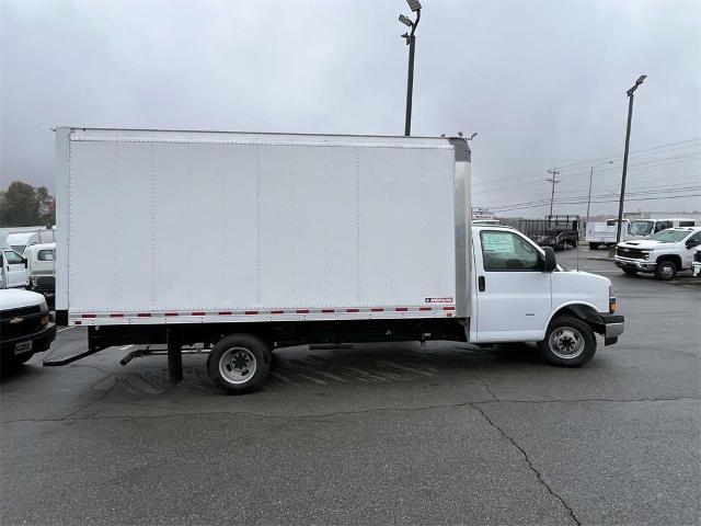 2024 Chevrolet Express Cutaway 3500 Vehicle Photo in ALCOA, TN 37701-3235