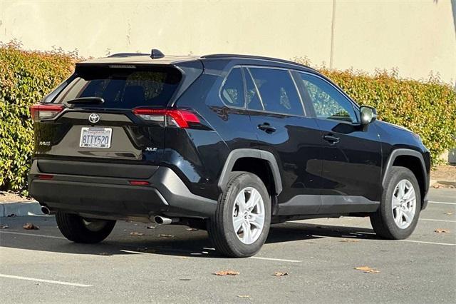 2021 Toyota RAV4 XLE photo 4