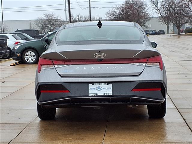 2025 Hyundai ELANTRA Vehicle Photo in Peoria, IL 61615