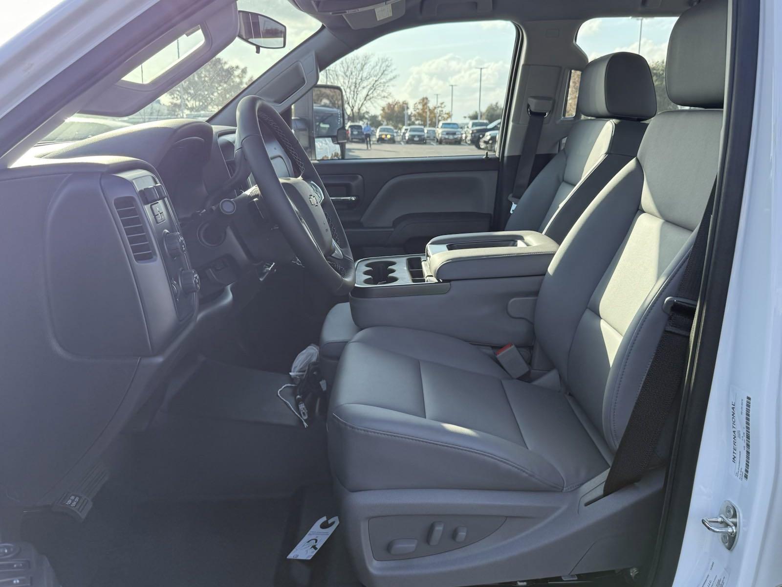 2024 Chevrolet Silverado 5500 HD Vehicle Photo in GEORGETOWN, TX 78626-7508