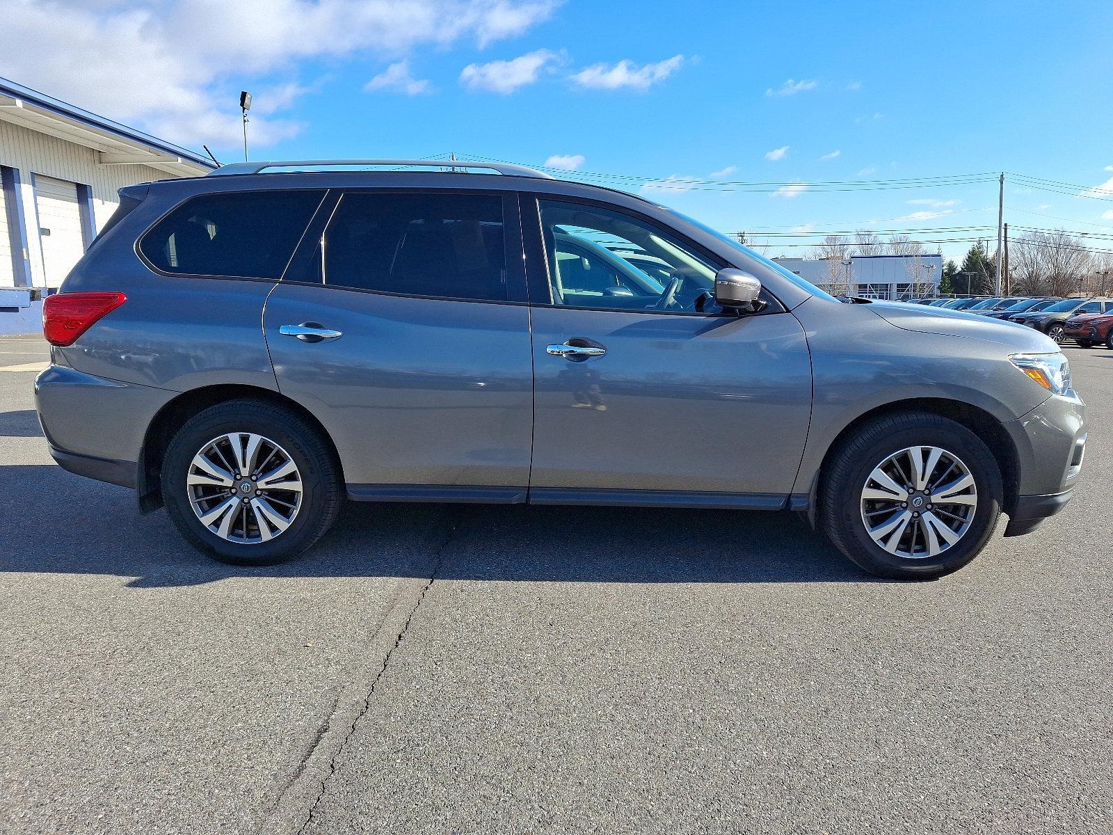 2017 Nissan Pathfinder Vehicle Photo in BETHLEHEM, PA 18017