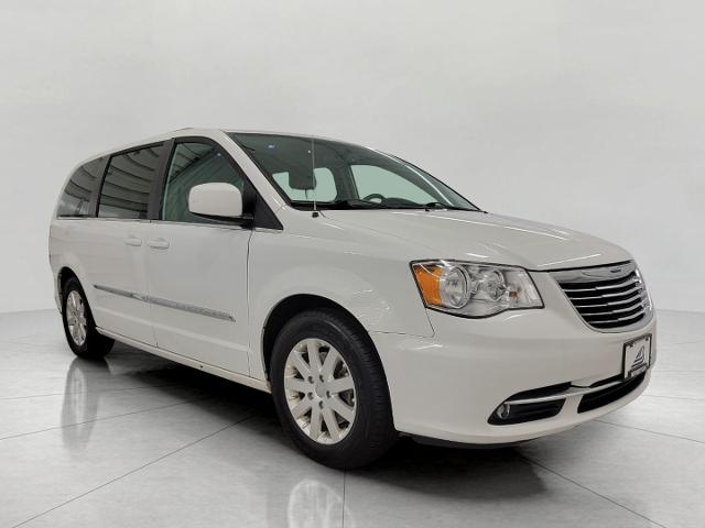2015 Chrysler Town & Country Vehicle Photo in Neenah, WI 54956